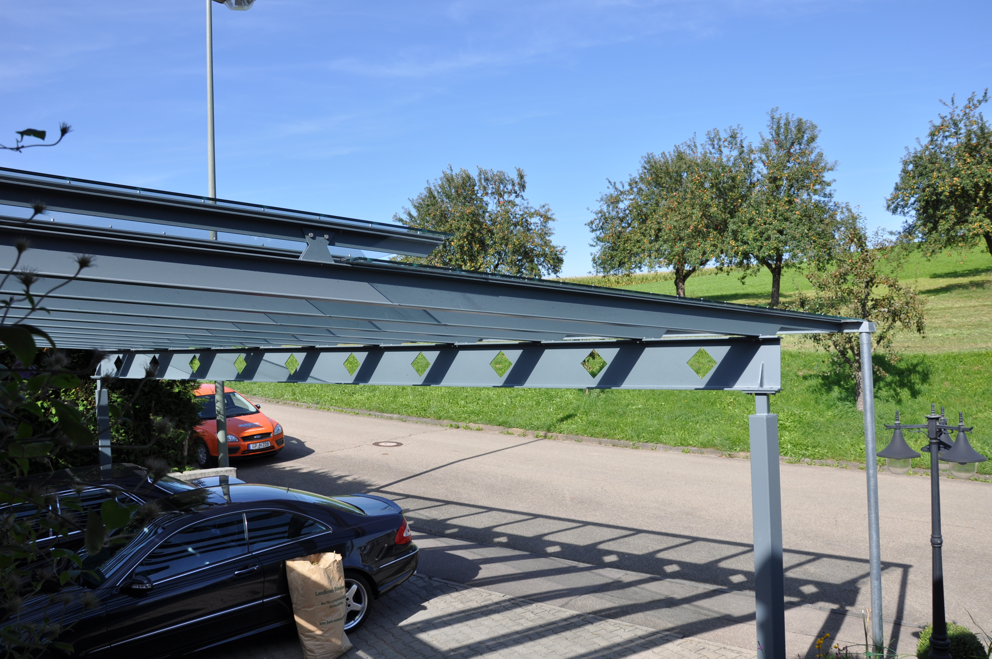 Doppelcarport Mit Abgestufter Glaseindeckung