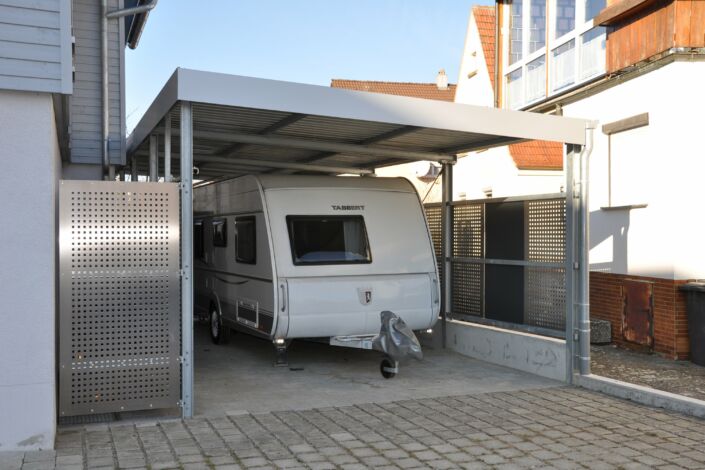 Carport mit Abstellraum | Lochblechverkleidung | Stahlbau Nägele Carport mit Abstellraum | Lochblechverkleidung | Stahlbau Nägele