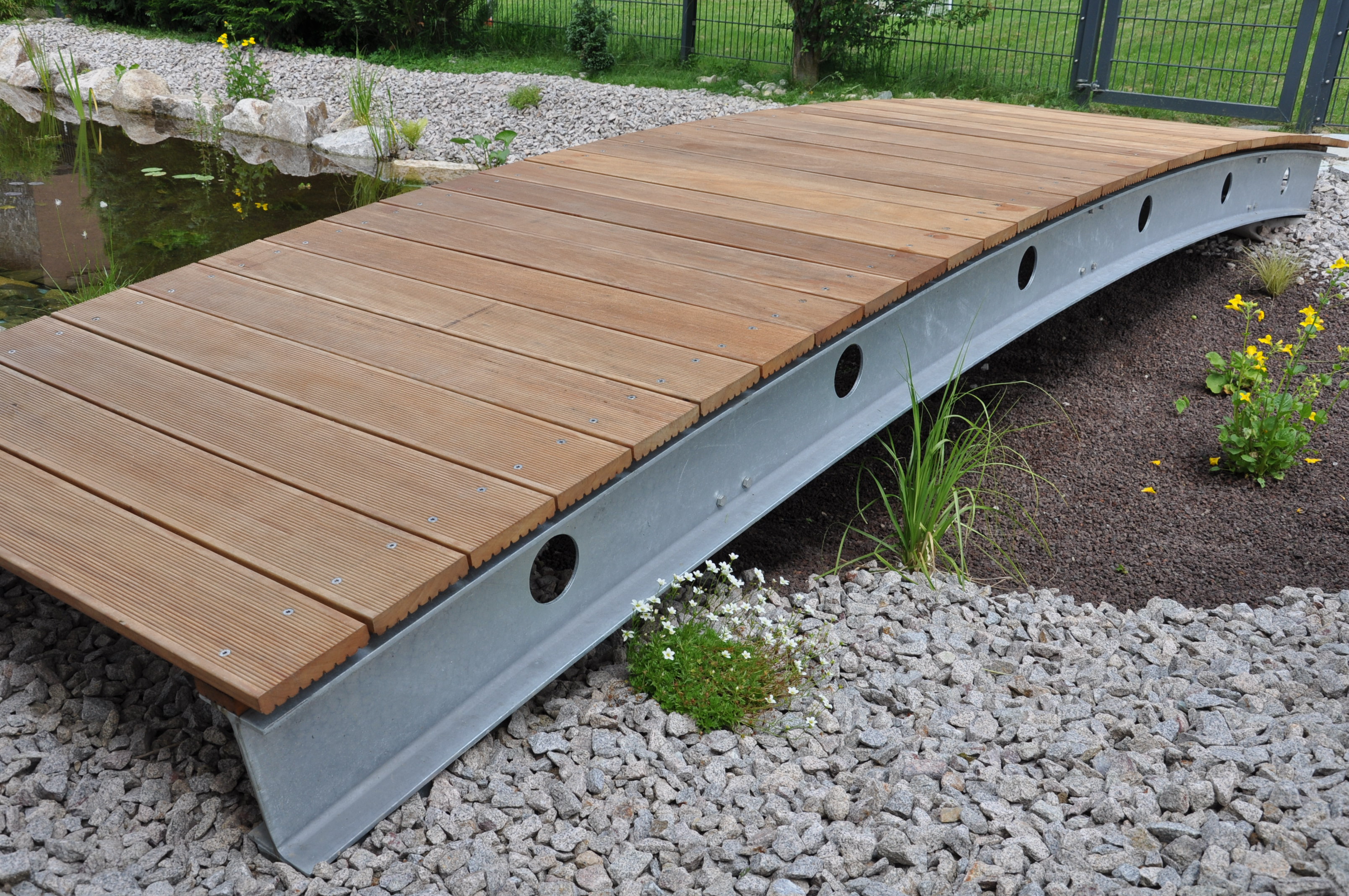 Brücke über Gartenteich Stahlbau Nägele