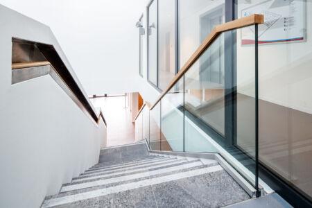 Schlosserarbeiten-Metallbauarbeiten-Geländer-Ganzglasgeländer-Stahlbau-Schlosser- und Metallbauarbeiten