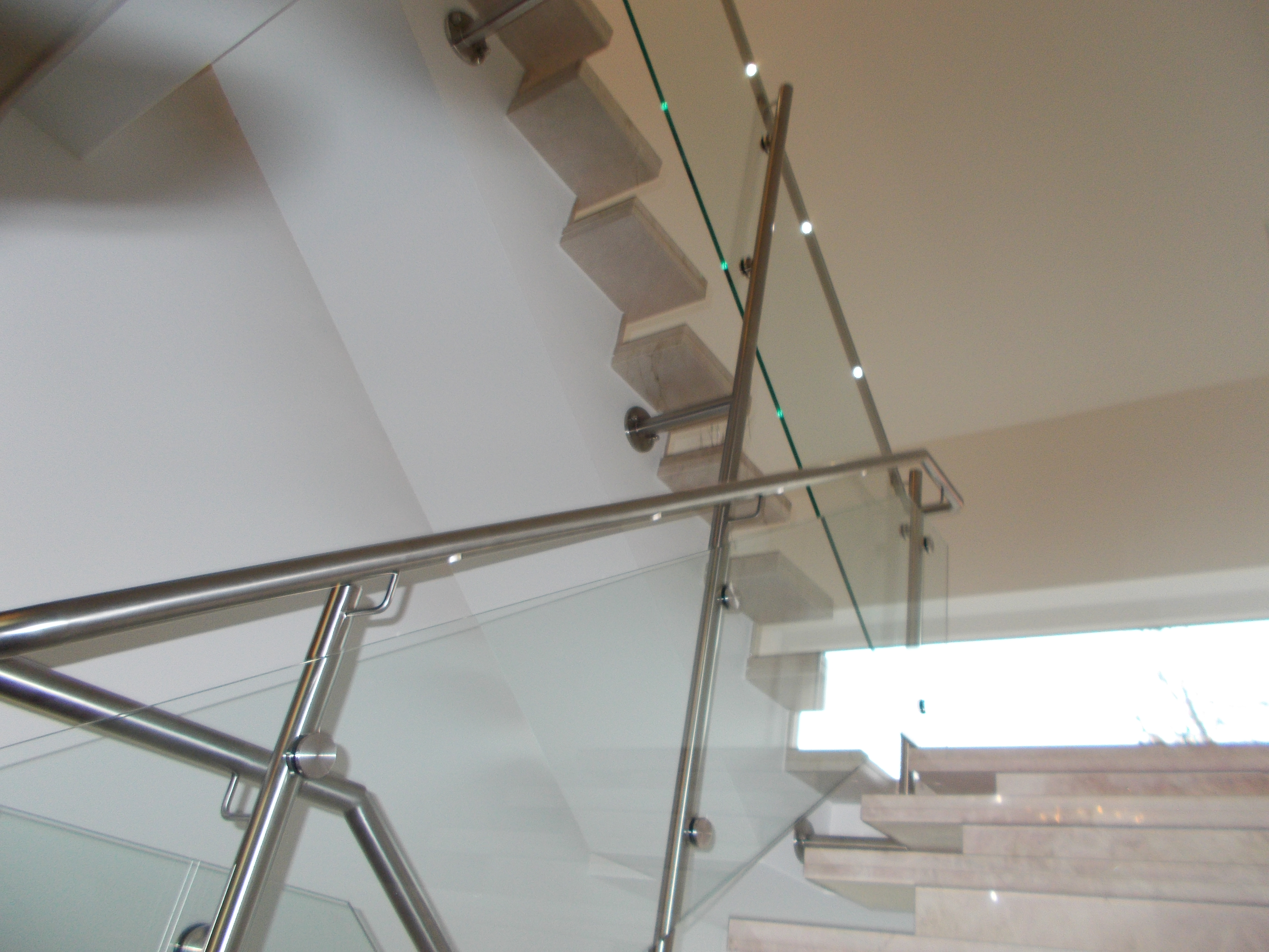 Treppenhausgeländer mit LED Beleuchtung | Stahlbau Nägele Treppenhausgeländer mit LED Beleuchtung | Stahlbau Nägele