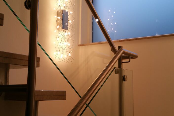 Schlosserarbeiten-Metallbauarbeiten-Treppe-Geländer-Treppenhausgeländer-LED Beleuchtung-Stahlbau-Schlosser- und Metallbauarbeiten