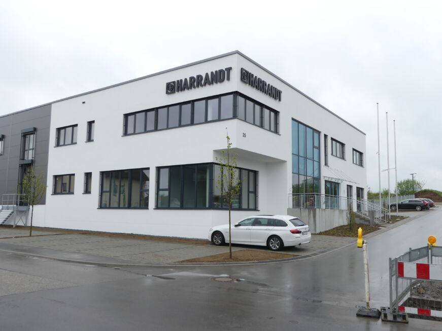 SF-Bau-Abnahme und Urkundenübergabe-Neubau Fertigungs-und Montagehalle-Leutenbach-Stahlbau-Schlüsselfertigbau