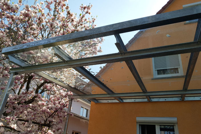 Schlosserarvbeiten-Metallbauarbeiten-Balkonüberdachung-Terrassenüberdachung-Stahlbau-Überdachung-Schlosser-und Metallbauarbeiten