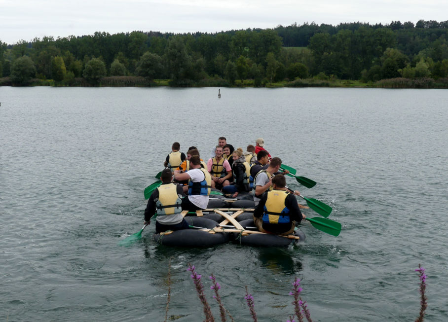 Stahlbau Nägele Azubi-Ausflug-Out & Back Sigmaringen-Floß bauen