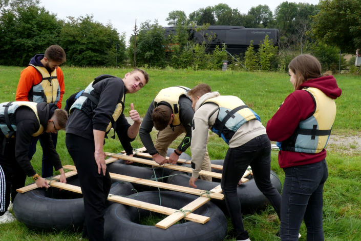 Stahlbau Nägele Azubi-Ausflug-Out & Back Sigmaringen-Floß bauen