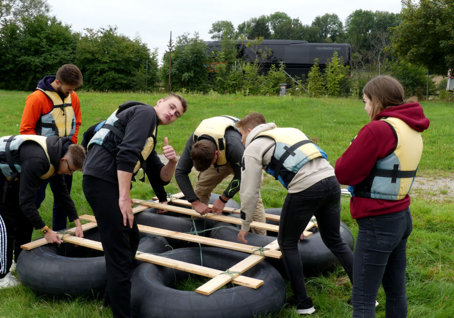 Stahlbau Nägele Azubi-Ausflug-Out & Back Sigmaringen-Floß bauen