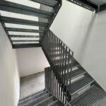 Stahltreppe und Stahlpodeste mit anthrazit-lackiertem Geländer von Stahlbau Nägele für den Neubau einer Kita.