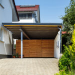 Carport mit Rombus-Holzverkleidung und Flachdach in moderner Ausführung