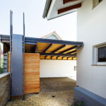 Carport-Rückseite mit Holzverkleidung, Stahlkonstruktion und Zugang über Steigleiter