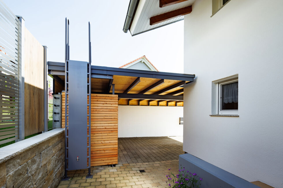 Carport-Rückseite mit Holzverkleidung, Stahlkonstruktion und Zugang über Steigleiter