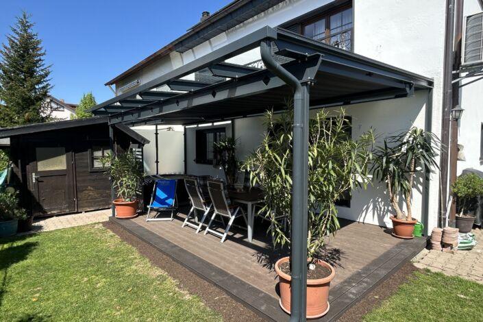 Moderne Terrassenüberdachung aus Stahl mit Glasdach und Sonnenschutz