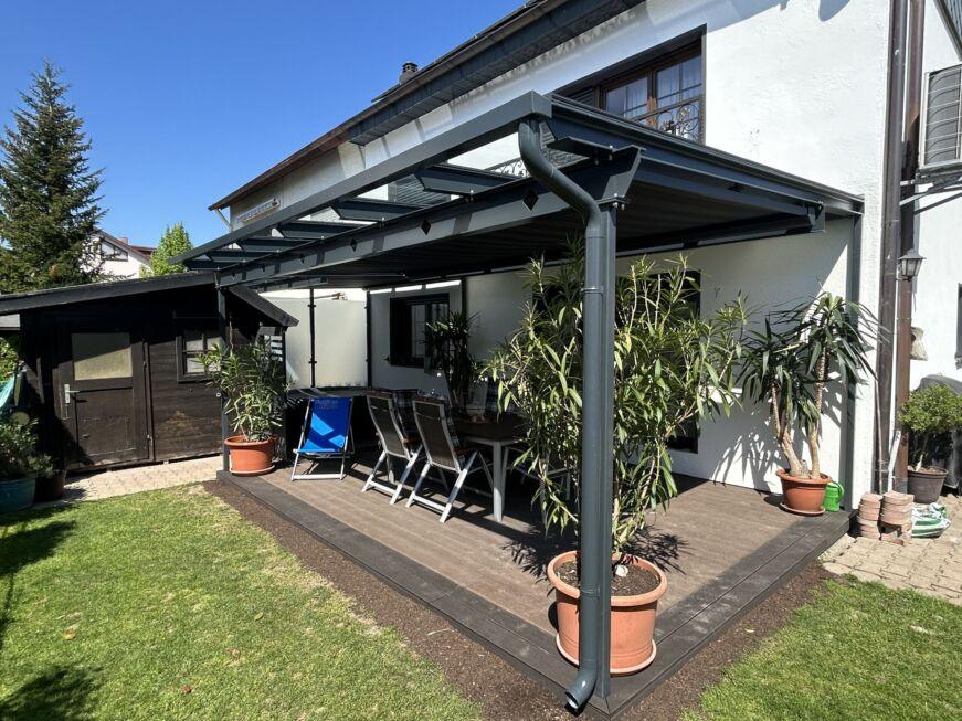 Moderne Terrassenüberdachung aus Stahl mit Glasdach und Sonnenschutz