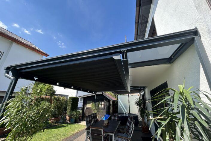 Terrassenüberdachung mit Glasdach und integrierter Unterdachmarkise in modernem Design