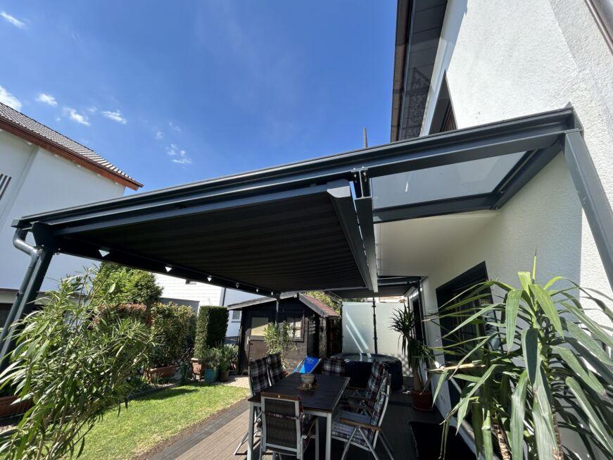 Terrassenüberdachung mit Glasdach und integrierter Unterdachmarkise in modernem Design
