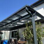 Terrassenüberdachung mit Glasdach und feingliedriger Stahlkonstruktion in anthrazit