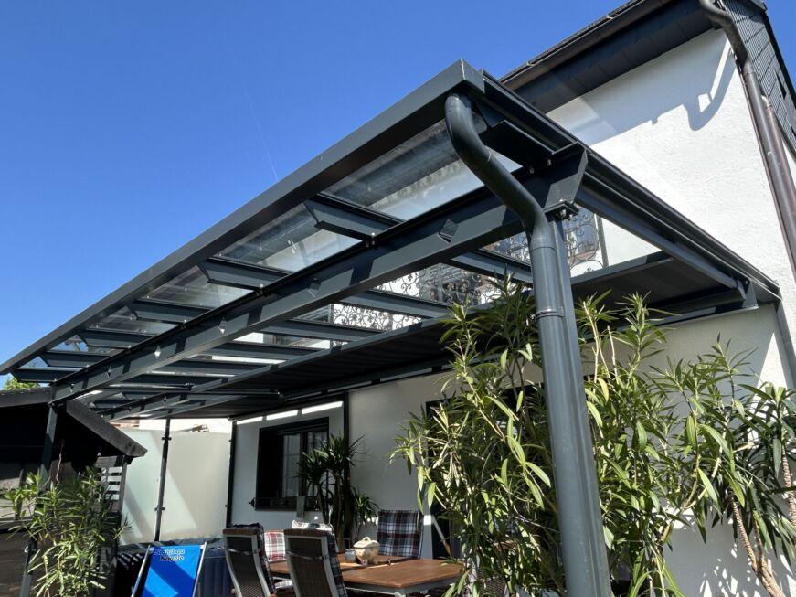 Terrassenüberdachung mit Glasdach und feingliedriger Stahlkonstruktion in anthrazit