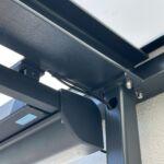 Stahlverbindung mit Verschraubung und integrierter Markisenhalterung an Terrassenüberdachung