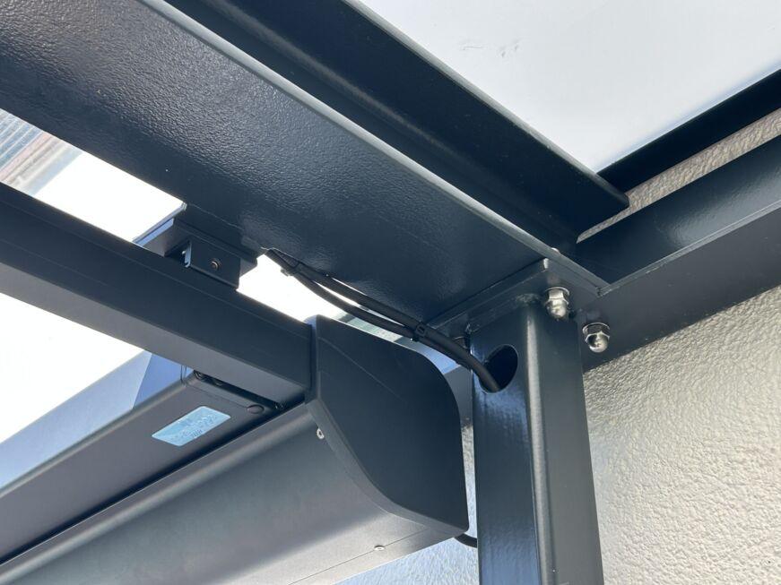 Stahlverbindung mit Verschraubung und integrierter Markisenhalterung an Terrassenüberdachung