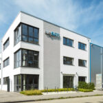 Modernes Bürogebäude mit angrenzender Produktionshalle in Stahlbauweise