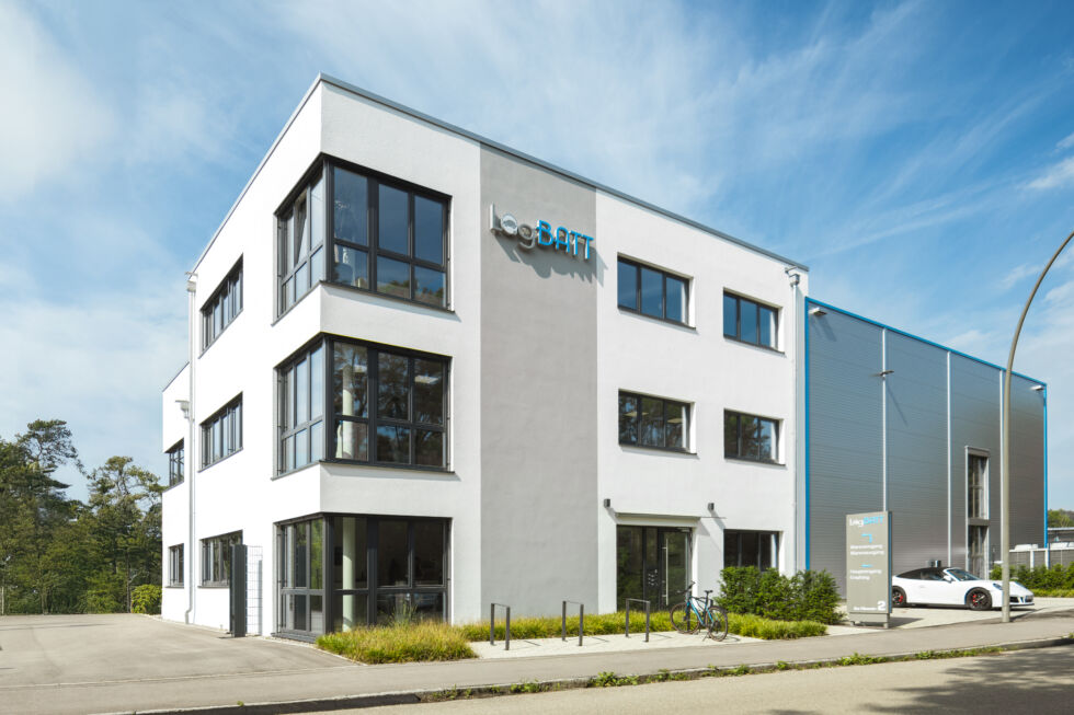 Modernes Bürogebäude mit angrenzender Produktionshalle in Stahlbauweise