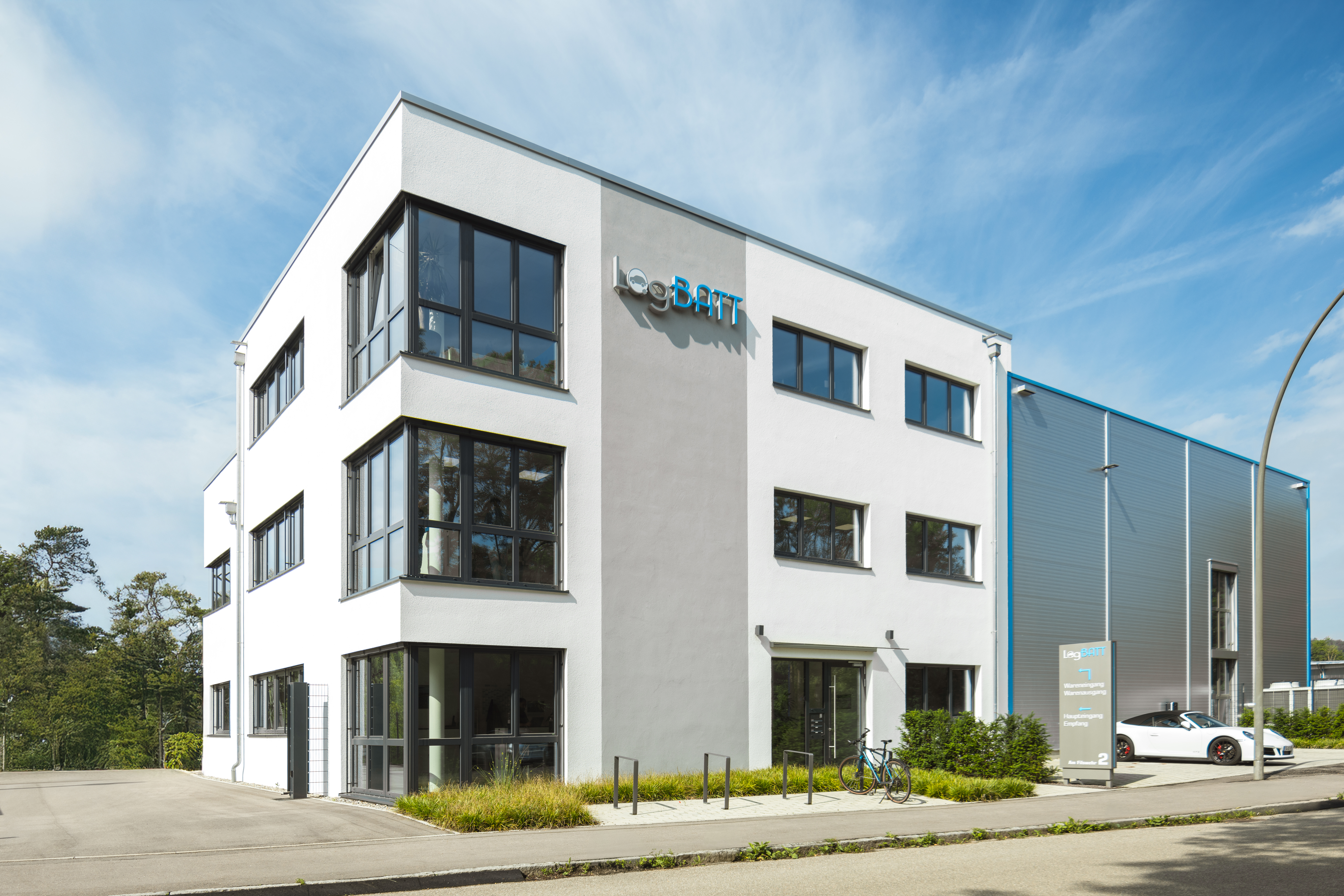 Modernes Bürogebäude mit angrenzender Produktionshalle in Stahlbauweise