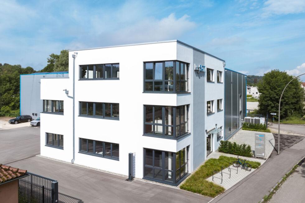 L-förmiges Büro- und Hallengebäude mit moderner Glasfassade und Stahlkonstruktion