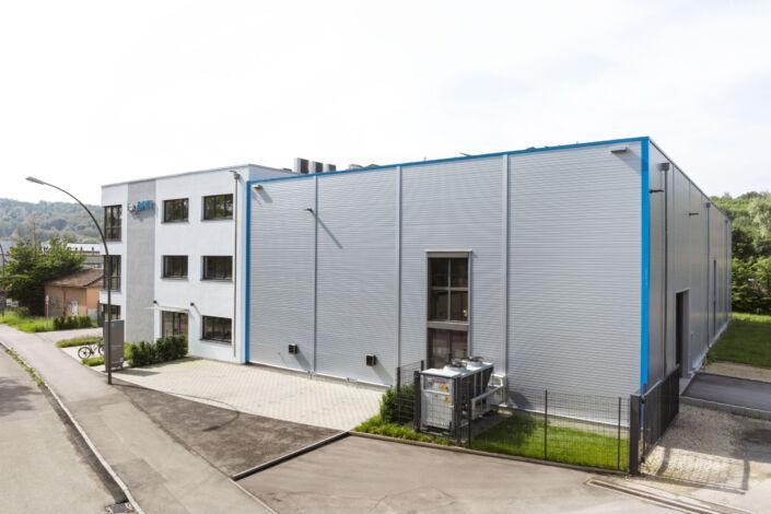 Produktionshalle mit angeschlossenem Bürogebäude in moderner Stahlbauweise