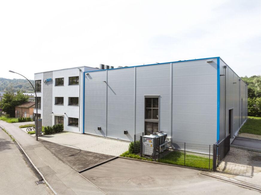 Produktionshalle mit angeschlossenem Bürogebäude in moderner Stahlbauweise