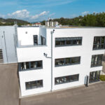 Rückansicht des modernen Bürogebäudes mit angrenzender Produktionshalle in Stahlbauweise
