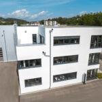 Rückansicht des modernen Bürogebäudes mit angrenzender Produktionshalle in Stahlbauweise