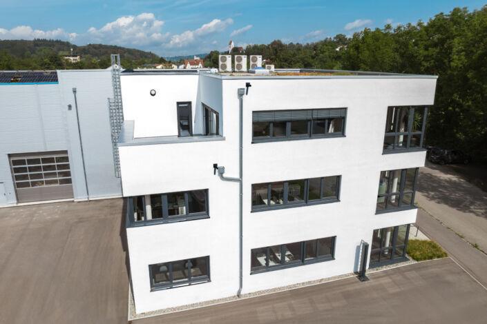 Rückansicht des modernen Bürogebäudes mit angrenzender Produktionshalle in Stahlbauweise