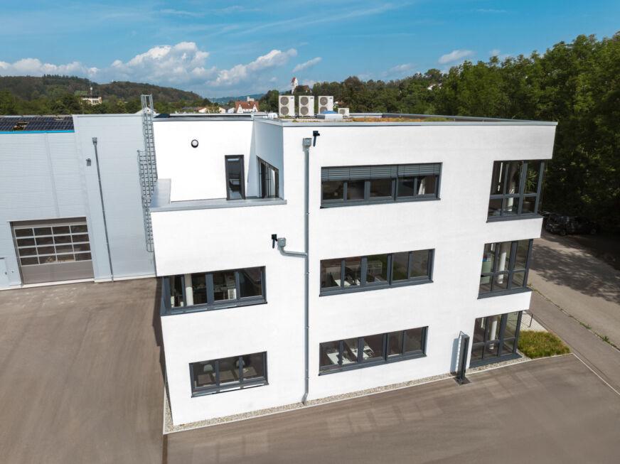 Rückansicht des modernen Bürogebäudes mit angrenzender Produktionshalle in Stahlbauweise