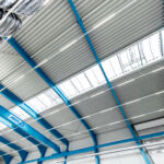 Stahlbaukonstruktion mit Lichtbändern und Kranträger in Industriehalle