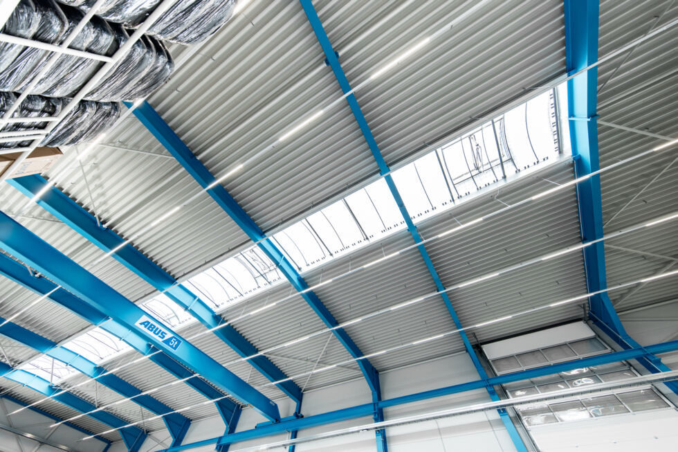 Stahlbaukonstruktion mit Lichtbändern und Kranträger in Industriehalle