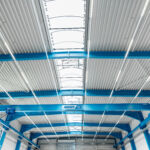 Innenansicht der Produktionshalle mit Stahlkonstruktion und Krananlage
