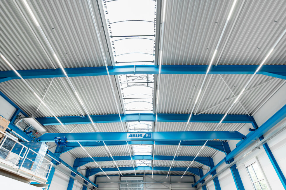 Innenansicht der Produktionshalle mit Stahlkonstruktion und Krananlage