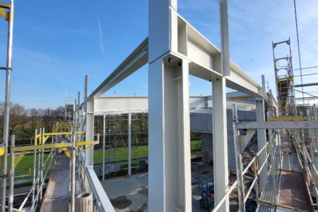Stahlkonstruktion mit frisch aufgetragener F30-Brandschutzbeschichtung auf der Baustelle