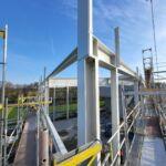 Stahlkonstruktion mit frisch aufgetragener F30-Brandschutzbeschichtung auf der Baustelle