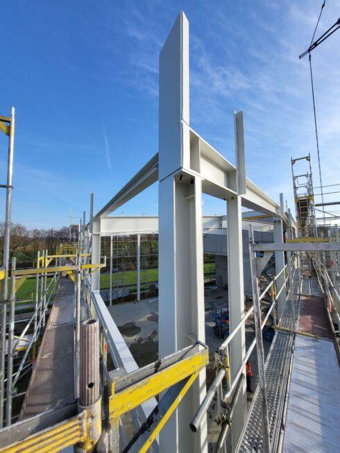 Stahlkonstruktion mit frisch aufgetragener F30-Brandschutzbeschichtung auf der Baustelle