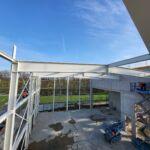 Innenansicht einer Stahlhalle mit F30-Brandschutzbeschichtung auf den Stahlträgern