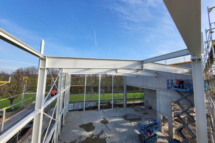 Innenansicht einer Stahlhalle mit F30-Brandschutzbeschichtung auf den Stahlträgern