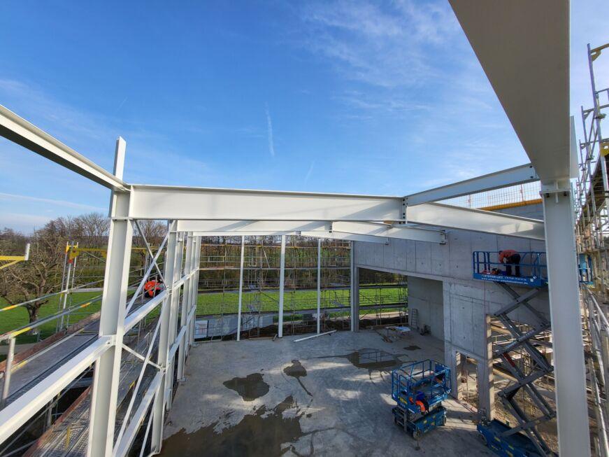 Innenansicht einer Stahlhalle mit F30-Brandschutzbeschichtung auf den Stahlträgern