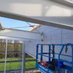 Detailaufnahme eines Stahlträgers mit F30-Brandschutzbeschichtung im Neubau einer Stahlhalle