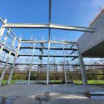 Innenansicht einer Stahlhalle mit beschichteten Stahlträgern und Baugerüsten