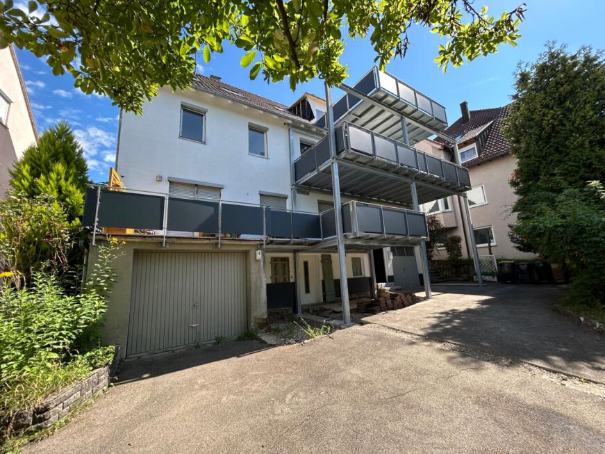 Dreistöckiger Stahlbalkon seitlich am Wohngebäude mit anthrazitfarbenen Füllungen
