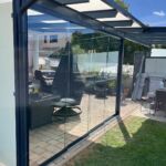 Glas-Schiebewand nachgerüstet an Terrassenüberdachung mit anthrazitfarbener Stahlkonstruktion