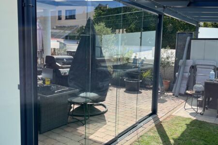 Glas-Schiebewand nachgerüstet an Terrassenüberdachung mit anthrazitfarbener Stahlkonstruktion