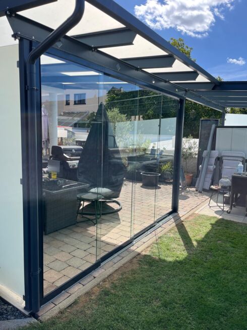 Glas-Schiebewand nachgerüstet an Terrassenüberdachung mit anthrazitfarbener Stahlkonstruktion