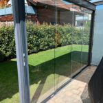 Glas-Schiebewand mit eingelassener Bodenschiene in Terrassenüberdachung
